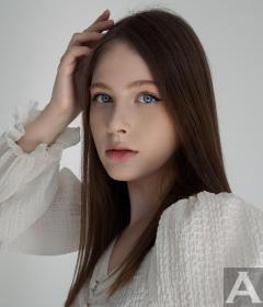 東京外国人モデル事務所アクアモデル所属の白人モデルのポミー