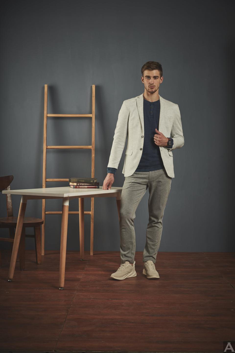 東京外国人モデル事務所アクアモデルの白人モデルニキータ