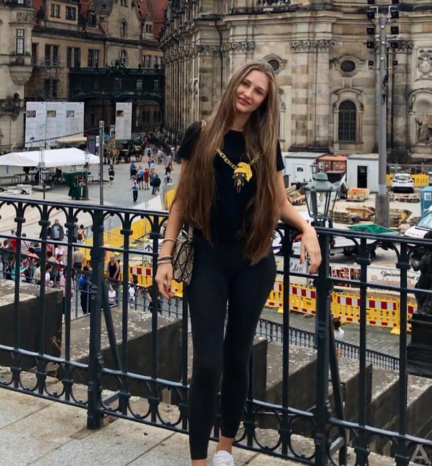 東京外国人モデル事務所アクアモデル所属の白人モデルのダリア