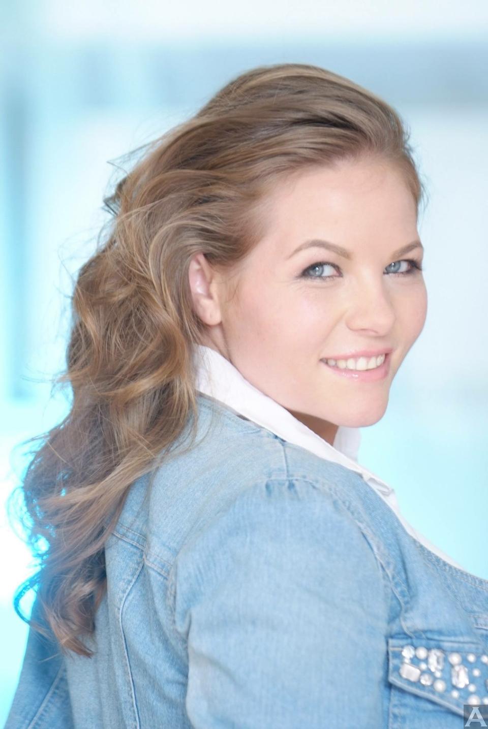 東京　外国人　モデル事務所　アクアモデル　白人　タレント　アレーナ