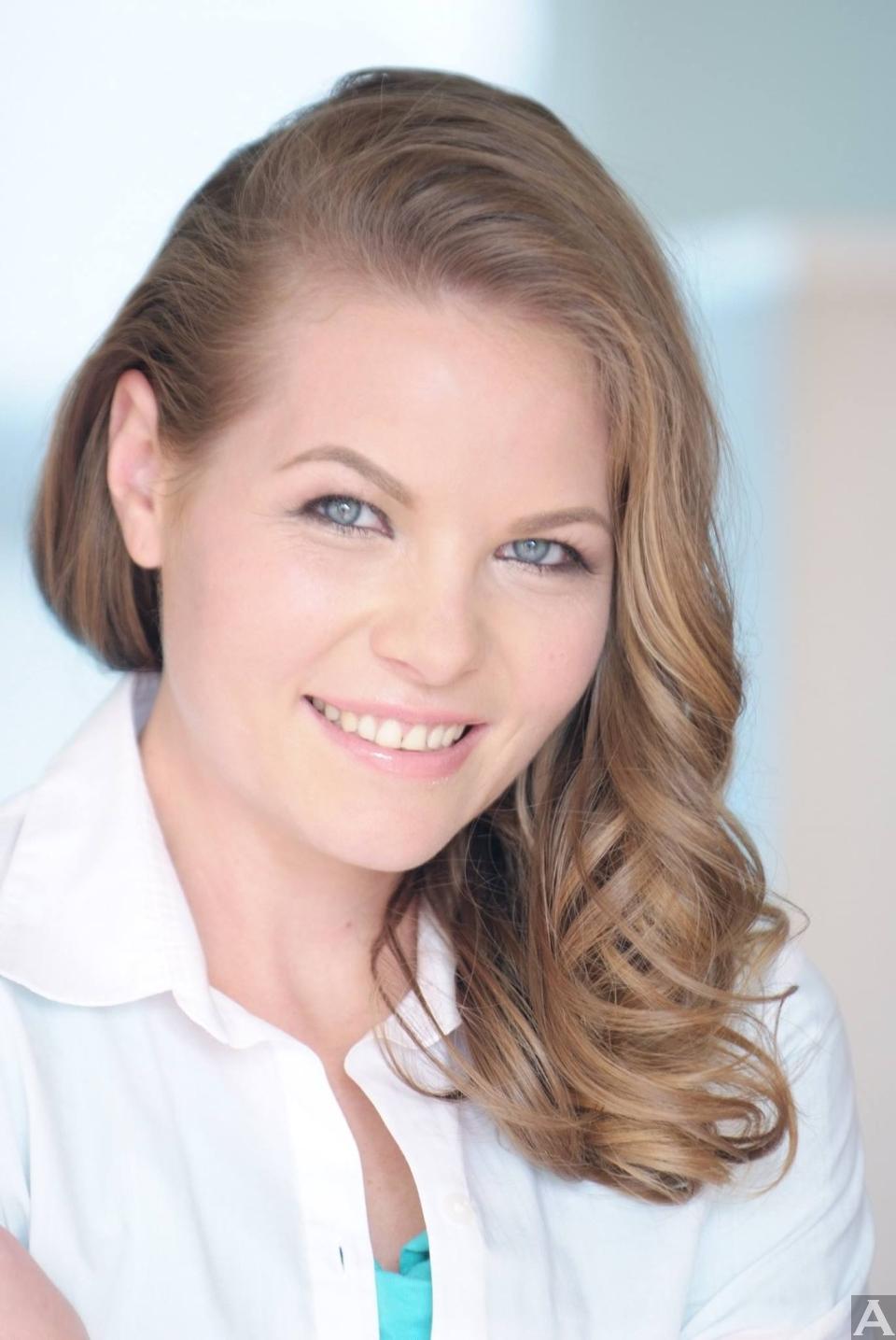 東京　外国人　モデル事務所　アクアモデル　白人　タレント　アレーナ