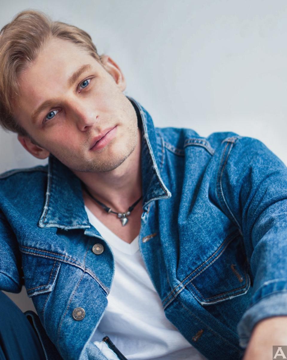 東京外国人モデル事務アクアモデルの白人モデルニヒ