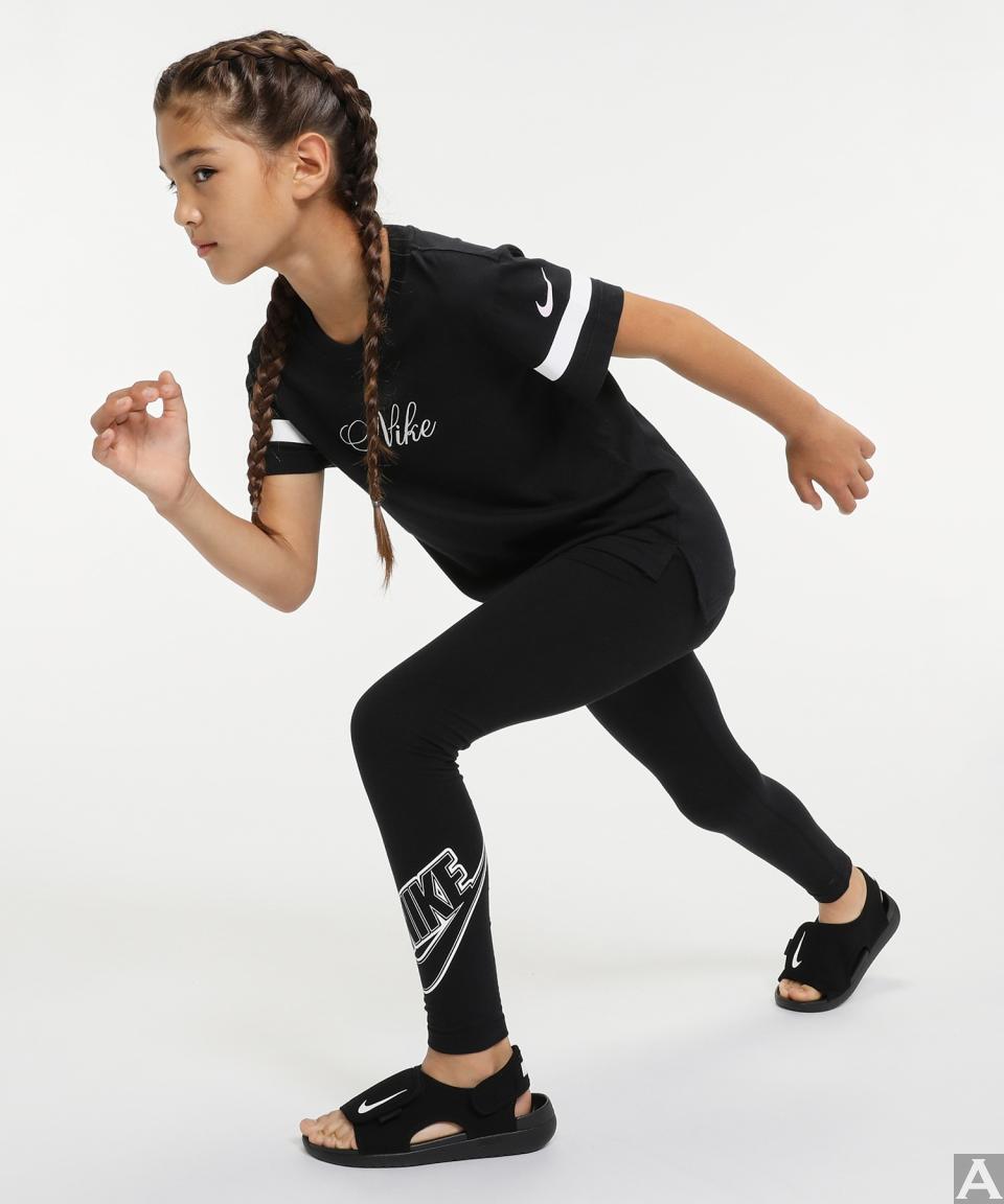 東京外国人モデル事務所アクアモデルの白人キッズモデルユキコ