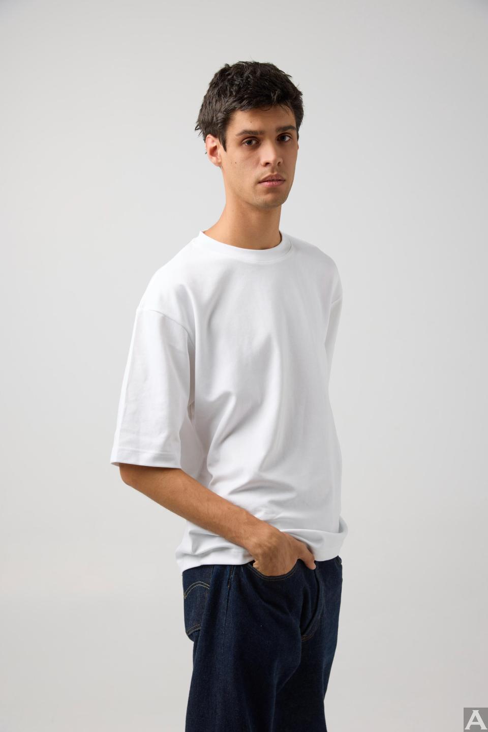 東京外国人モデル事務所アクアモデル所属の白人モデルのカイトア