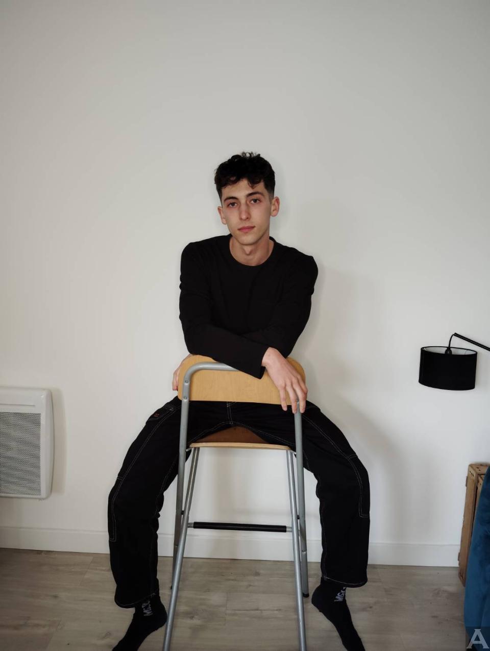 東京外国人モデル事務所アクアモデル所属の白人モデルのルー