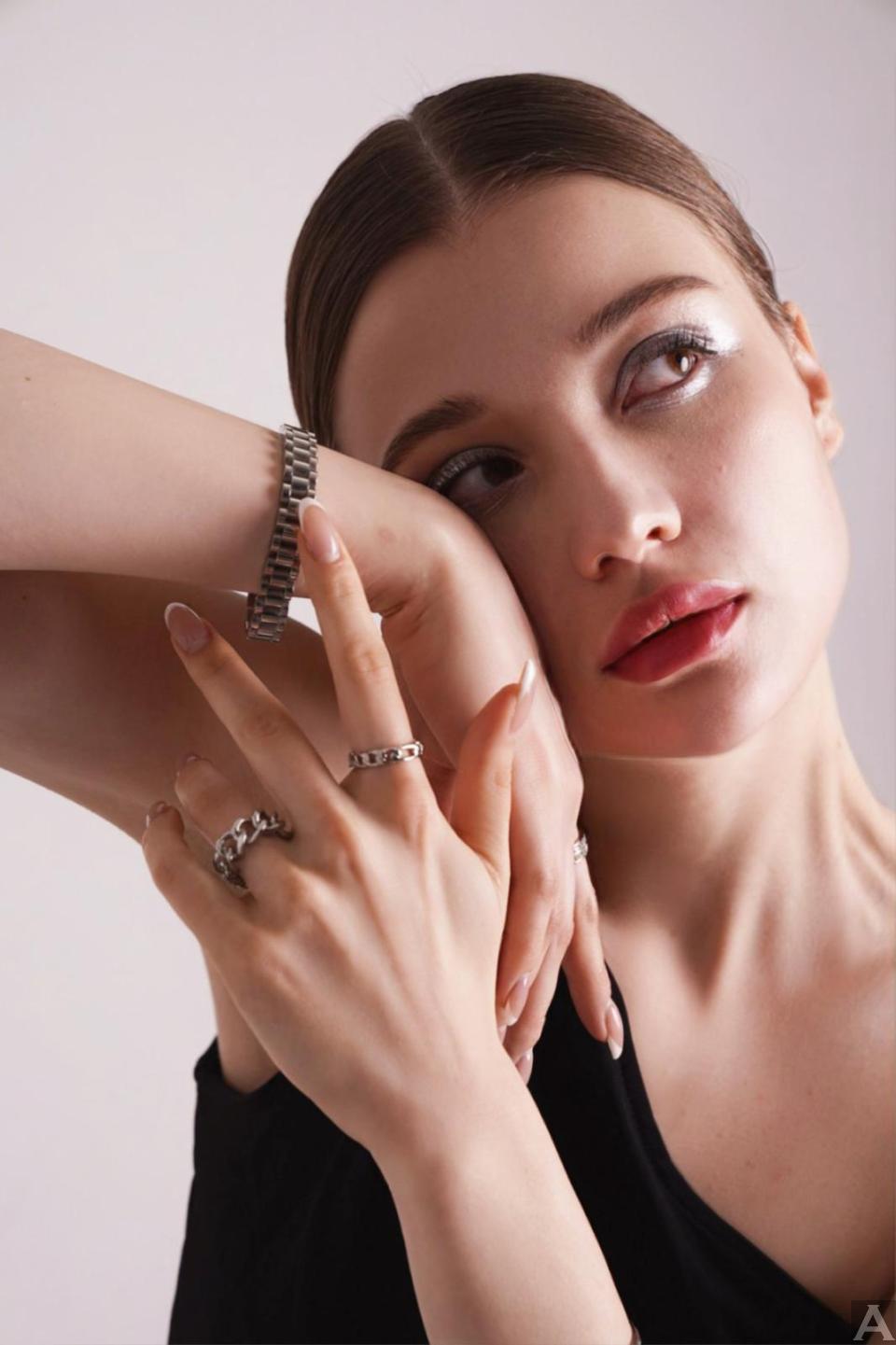 東京外国人モデル事務所アクアモデル所属の白人モデルのダイアナ