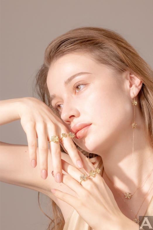 東京外国人モデル事務所アクアモデル所属の白人モデルのダイアナ