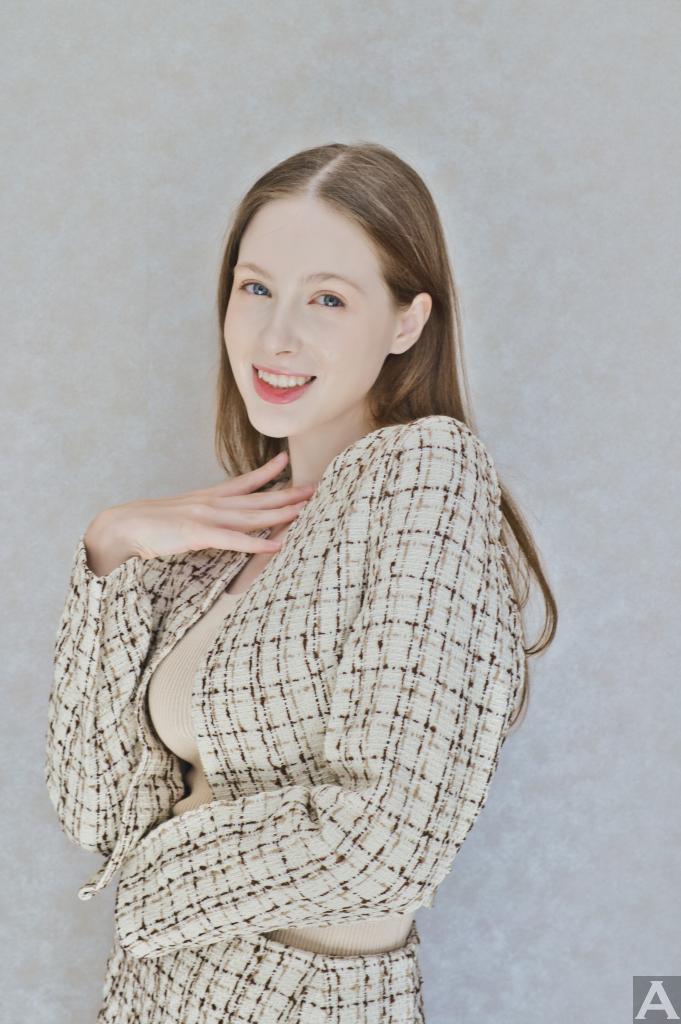 東京外国人モデル事務所アクアモデル所属の白人モデルのポミー