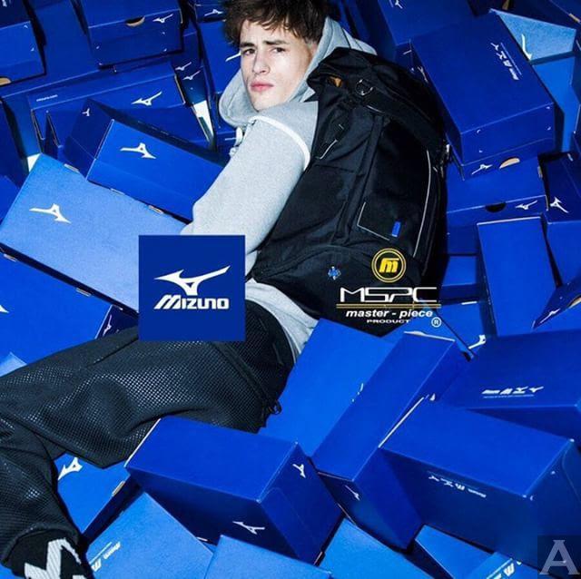 東京外国人モデル事務所アクアモデルの白人モデルポール