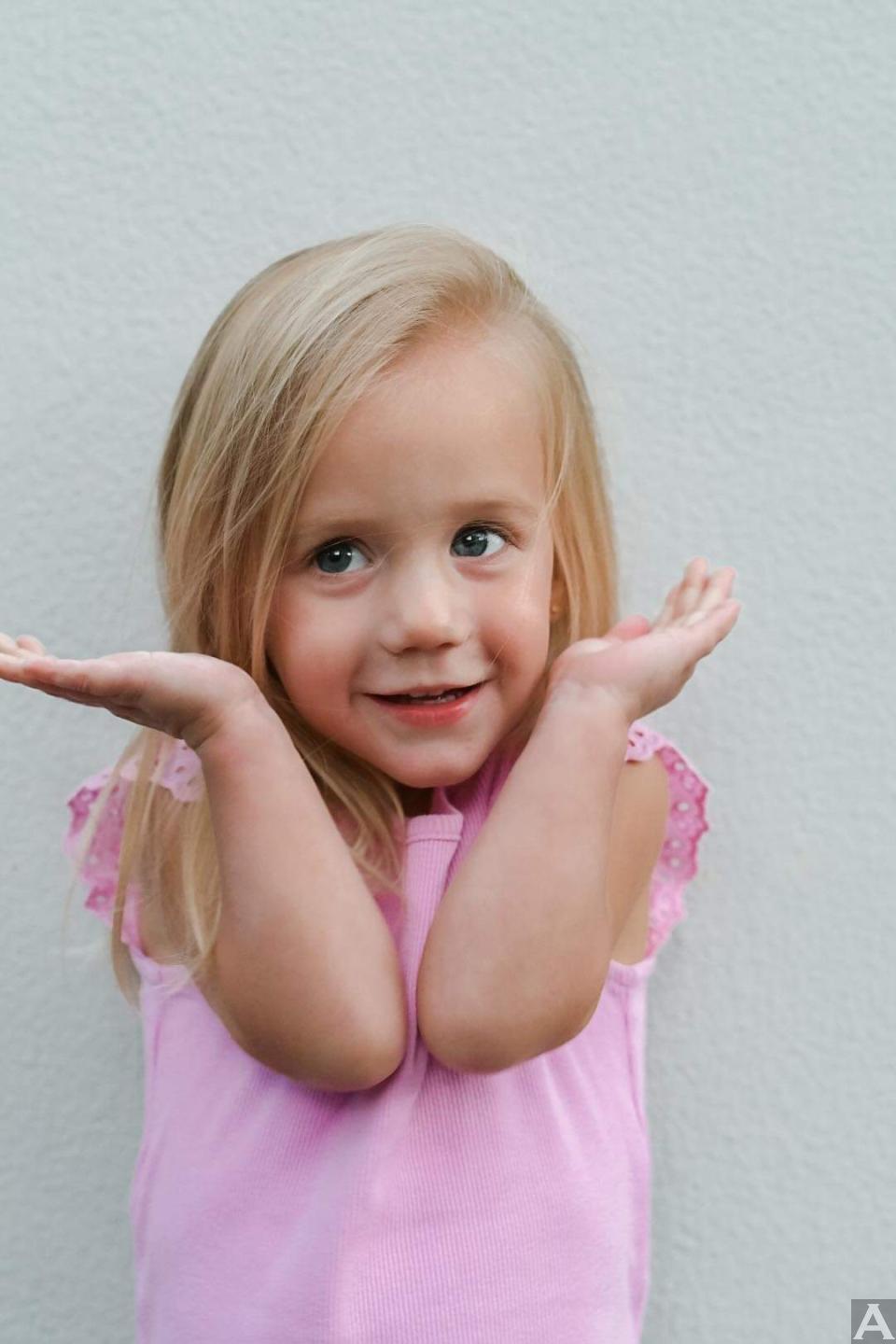 東京外国人モデル事務所アクアモデルの白人キッズモデルクイン