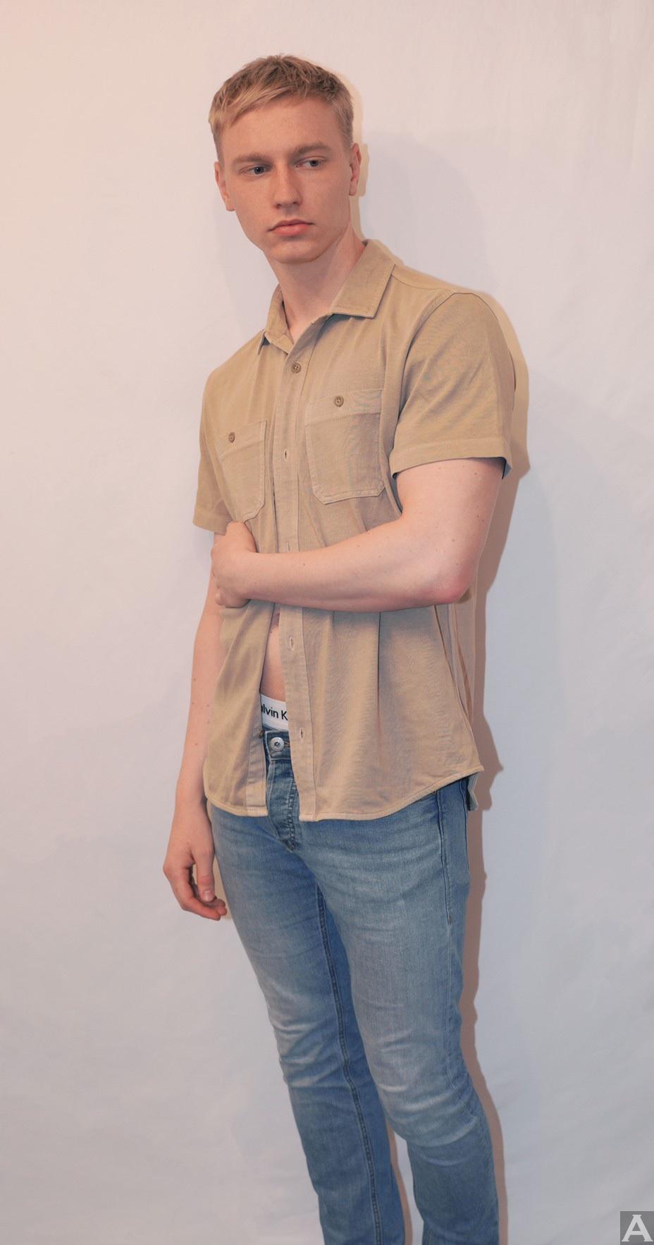 東京外国人モデル事務所アクアモデルの白人男性モデルミカエル