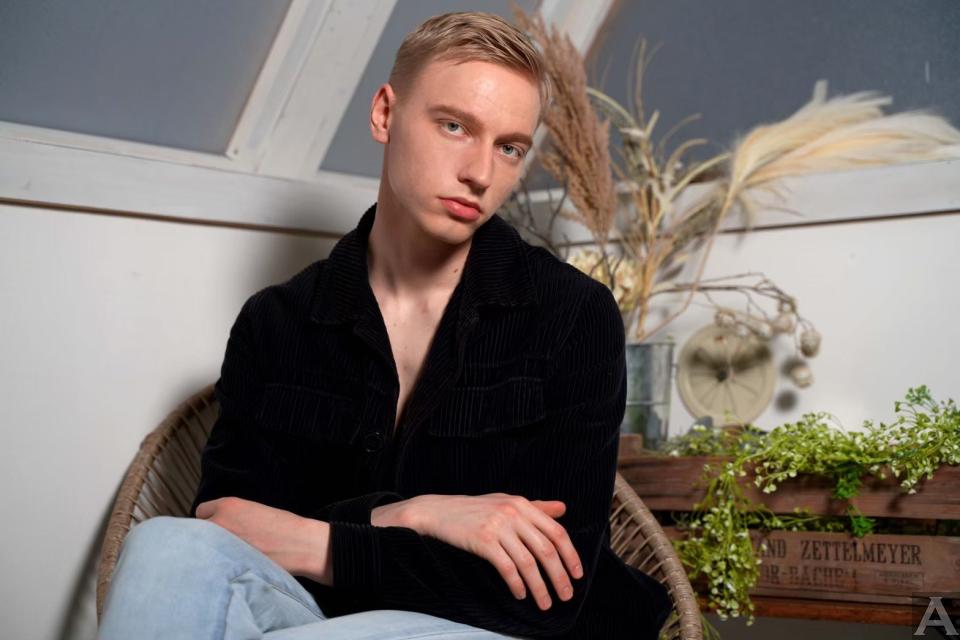 東京外国人モデル事務所アクアモデルの白人男性モデルミカエル