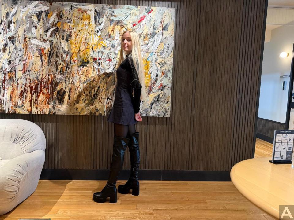 東京外国人モデル事務所アクアモデル所属の白人モデルのビキ