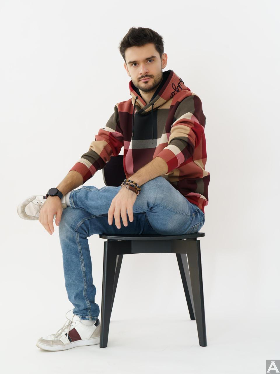 東京外国人モデル事務所アクアモデル所属の白人モデルのニコ