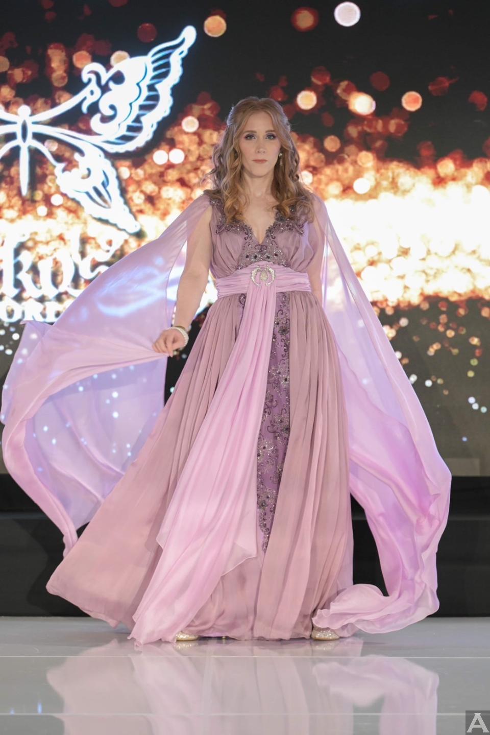 東京外国人モデル事務所アクアモデル所属の白人モデルのテルマ