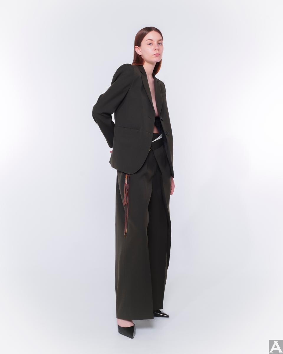 東京外国人モデル事務所アクアモデル所属の白人モデルのエミリー