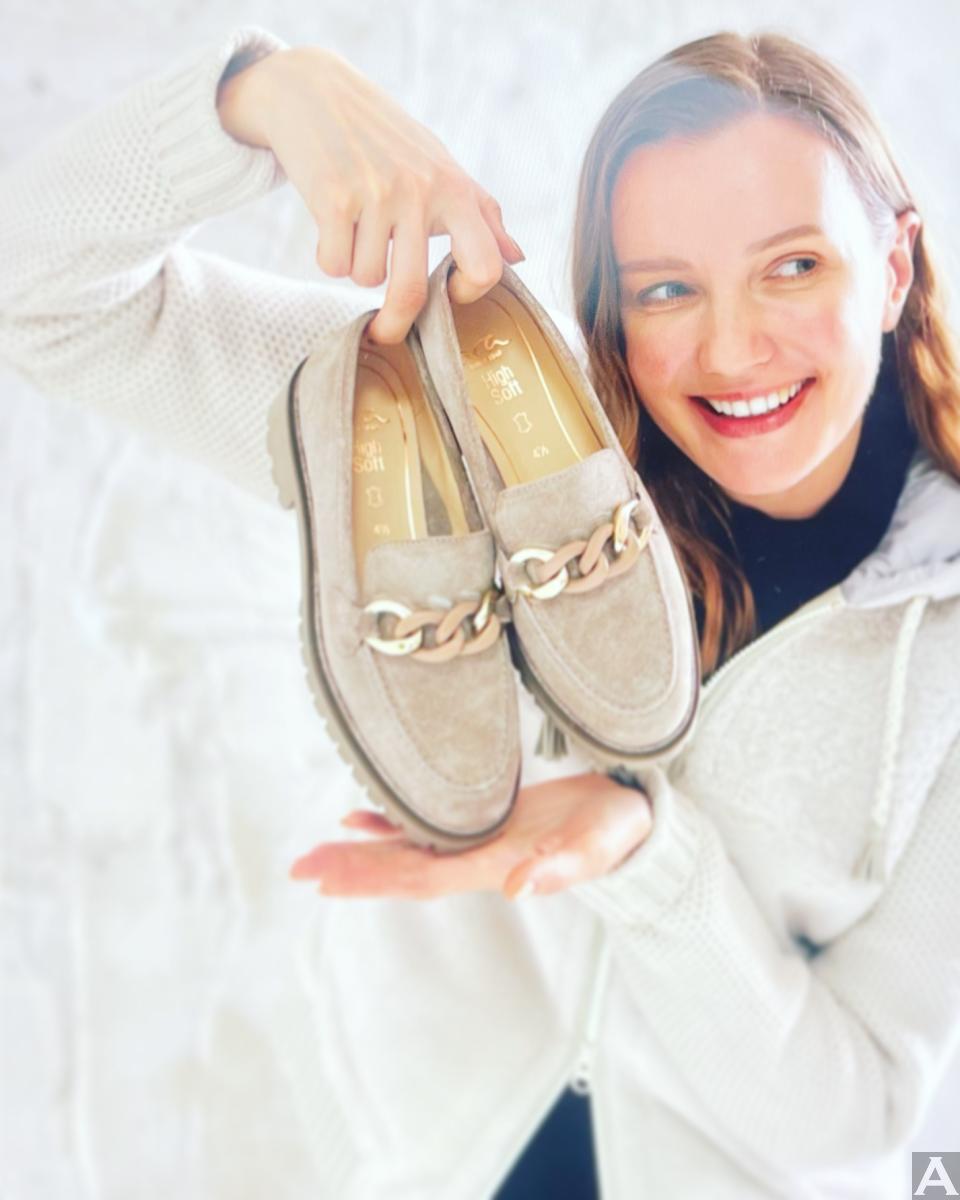 東京外国人モデル事務所アクアモデルの白人モデルラナ