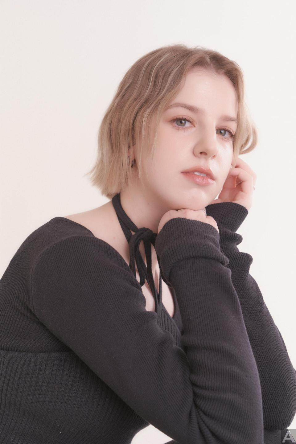 東京外国人モデル事務所アクアモデル所属の白人モデルのアガ