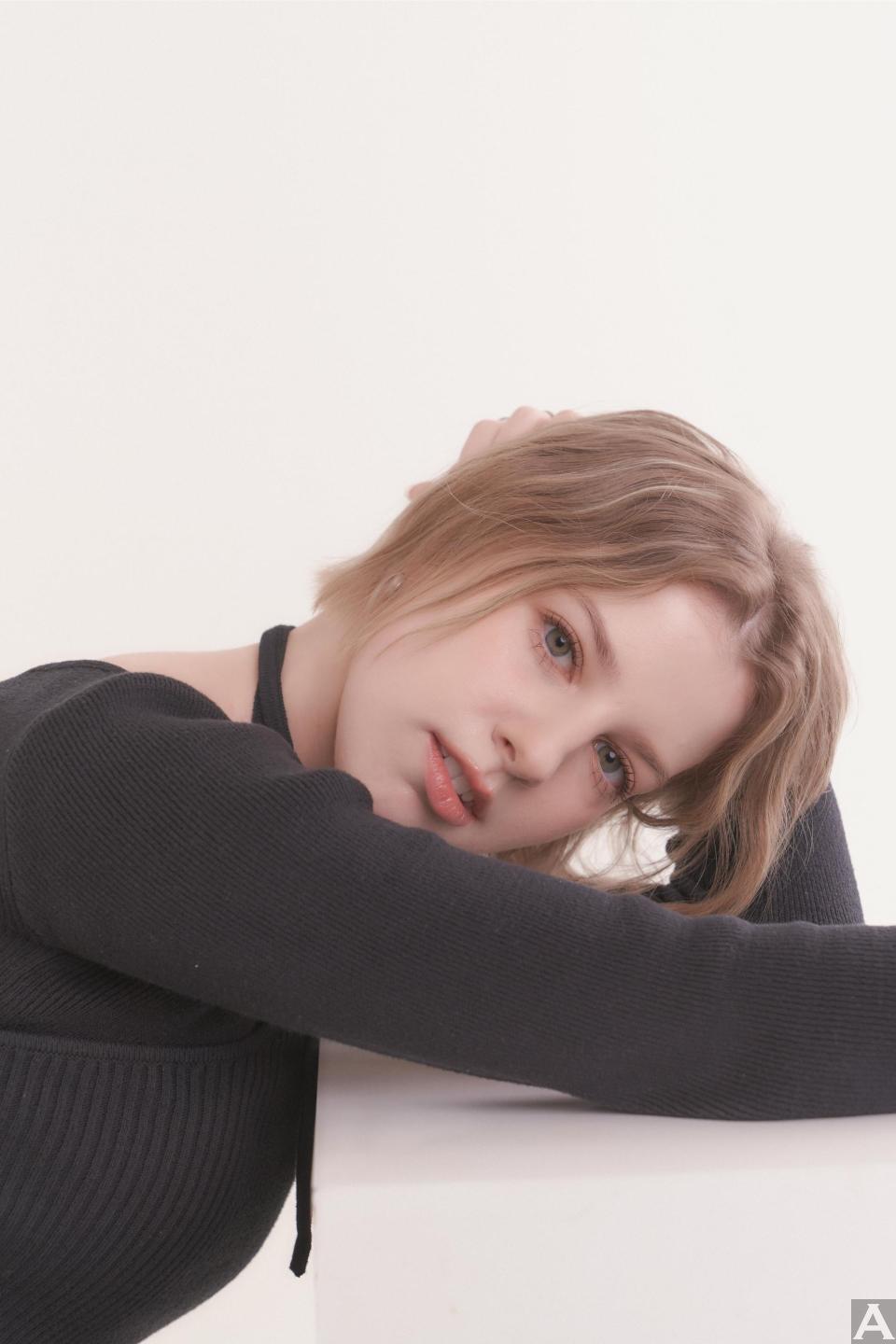 東京外国人モデル事務所アクアモデル所属の白人モデルのアガ