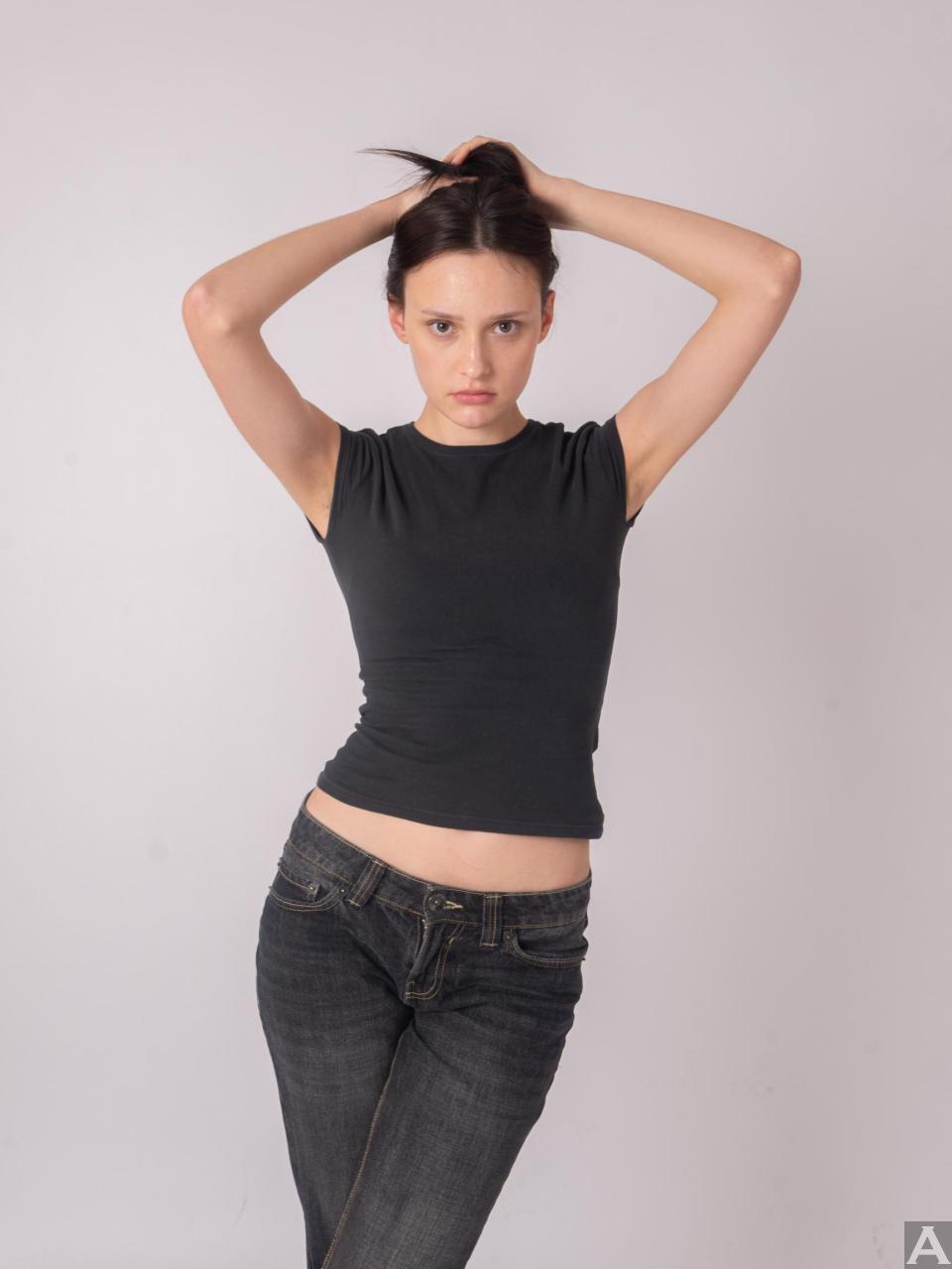 東京外国人モデル事務所アクアモデル所属の白人モデルのローラ