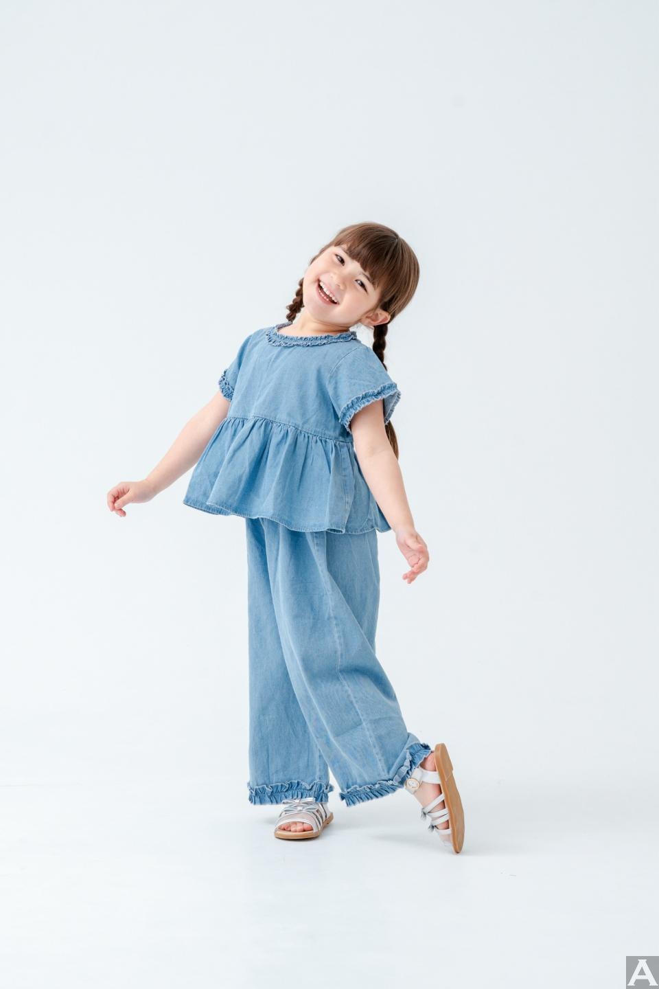 東京外国人モデル事務所アクアモデル所属のキッズモデルのエミリー