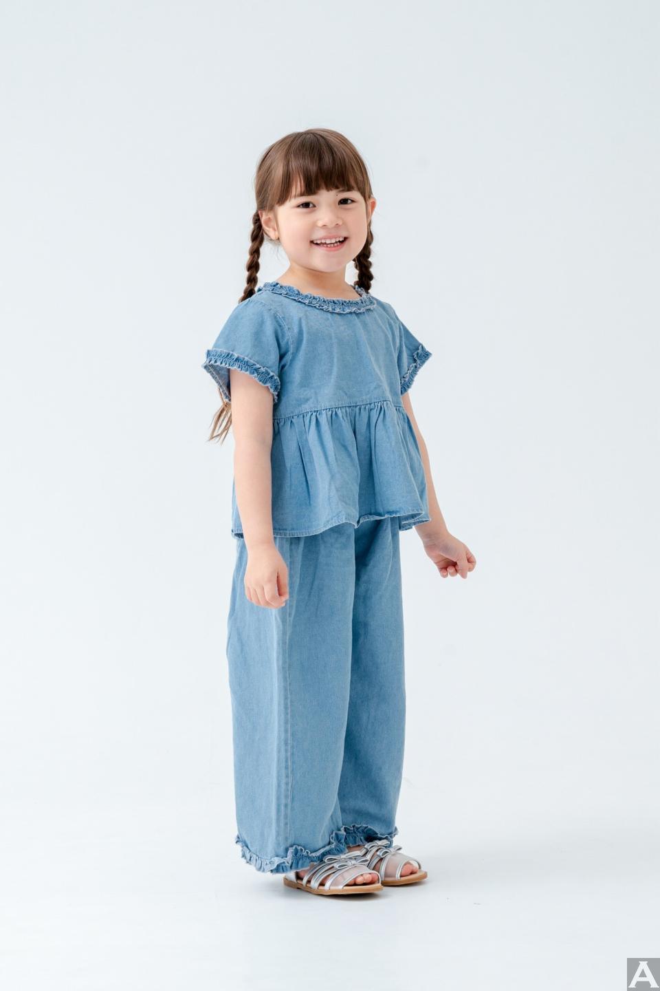 東京外国人モデル事務所アクアモデル所属のキッズモデルのエミリー