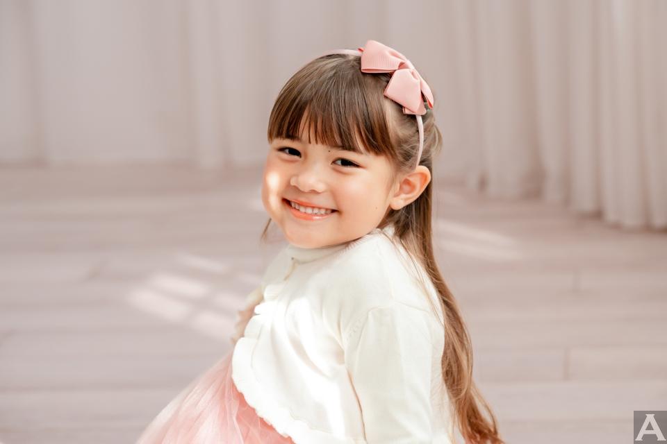 東京外国人モデル事務所アクアモデル所属のキッズモデルのエミリー