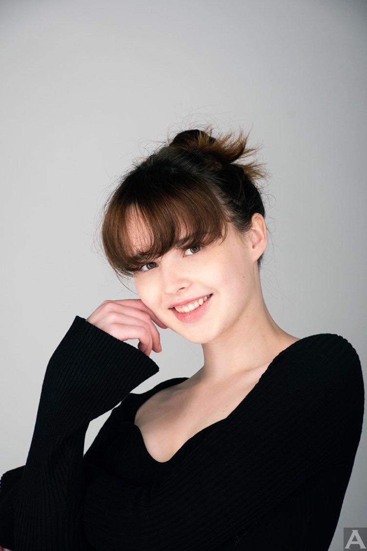 東京外国人モデル事務所アクアモデル所属白人モデルのリザ