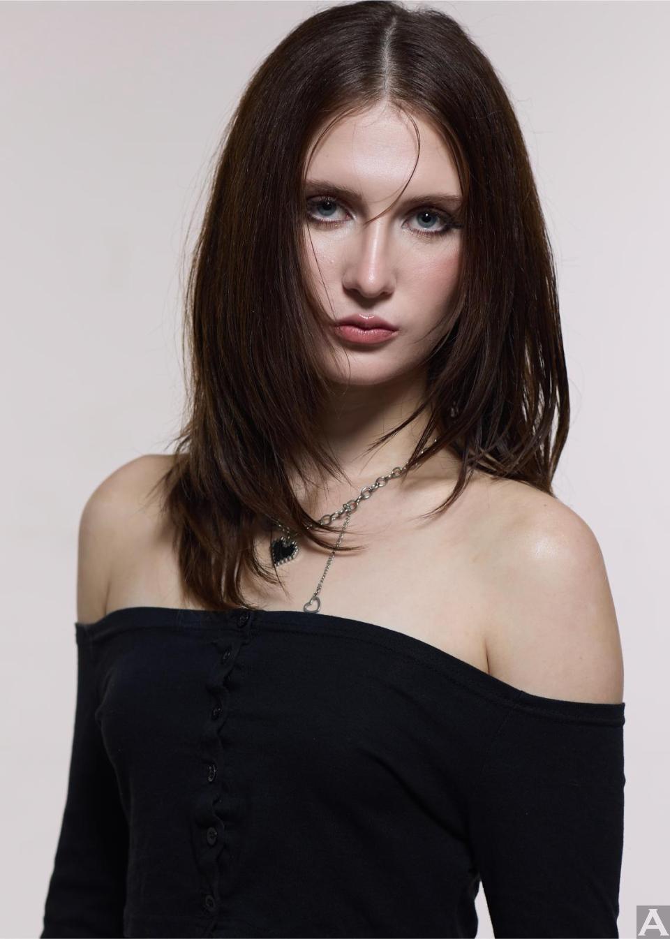 東京外国人モデル事務所アクアモデル所属の白人モデルのミレナ