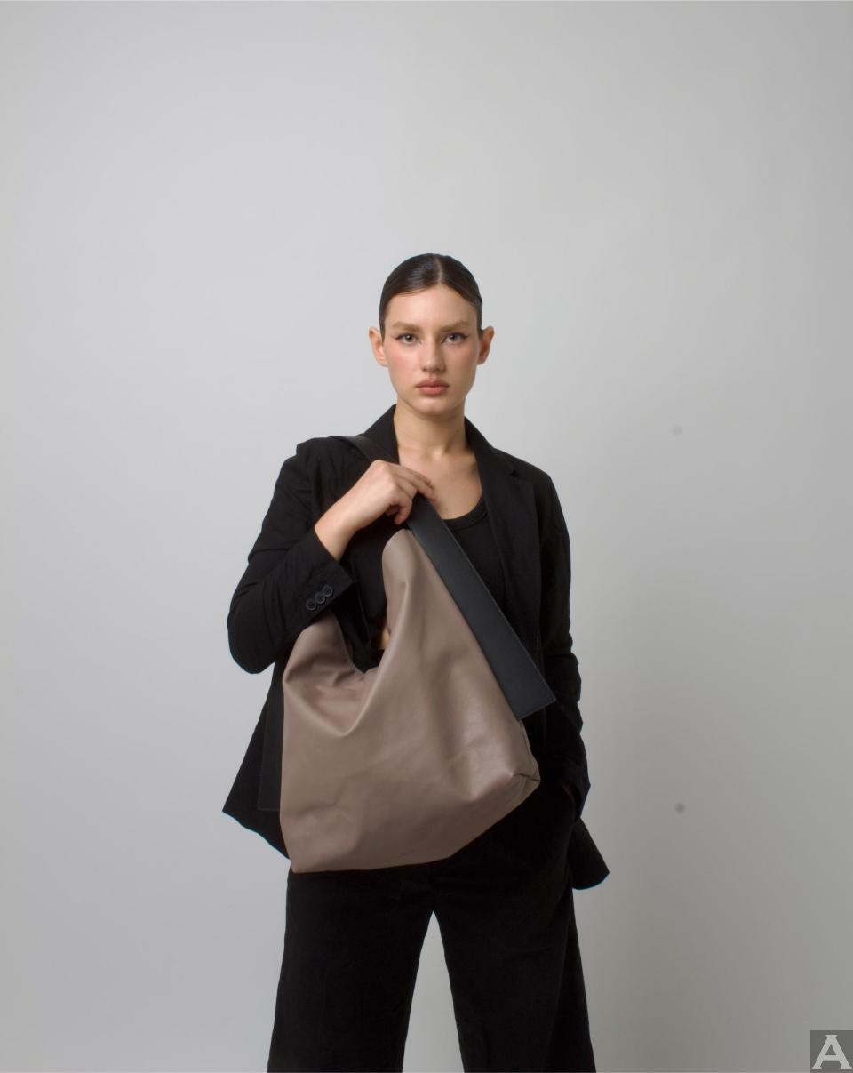 東京外国人モデル事務所アクアモデル所属の白人モデルのキャット