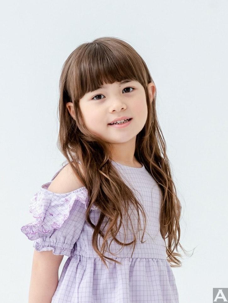東京外国人モデル事務所アクアモデル所属のキッズモデルのエミリー